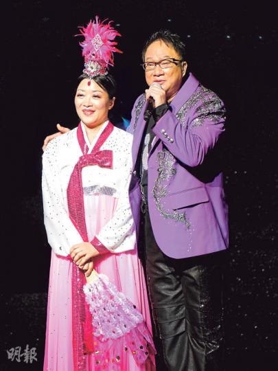 徐小明與太太李鳳鳴結婚35周年,首度同台演出,更在台上3度咀嘴(下圖)。(攝影/記者:林祖傑)(攝影/記者:林祖傑)徐小明施展渾身解數,唱盡經典,再展武術,絕無欺場。(攝影/記者:林祖傑)(攝影/記者:林祖傑)(攝影/記者:林祖傑)徐小明特別安排環節向契媽鳳凰女致敬。(攝影/記者:林祖傑) 徐小明與太太李鳳鳴結婚35周年,首度同台演出,更在台上3度咀嘴(下圖)。(攝影/記者:林祖傑)(攝影/記者:林祖傑)徐小明施展渾身解數,唱盡經典,再展武術,絕無欺場。(攝影/記者:林祖傑)(攝影/記者:林祖傑)(攝影/記者:林祖傑)徐小明特別安排環節向契媽鳳凰女致敬。(攝影/記者:林祖傑)