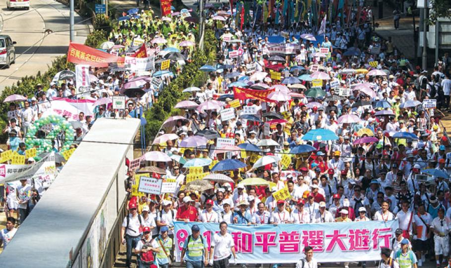 「8.17和平普選大遊行」昨日和平舉行,隊頭由各建制組織的核心人物帶領。在建制動員下,遊行者站滿3條行車線,警方很快亦開啟電車路讓參加者使用。(郭慶輝攝)8.17和平普選大遊行的遊行隊伍,佔據3條行車線和兩條電車線,不少參加者穿上所屬團體的「制服」,如深圳社團總會帶領的市民全穿紅衣,福建社團聯會則穿上橙衣作識別,令遊行隊伍出現一段紅一段橙的情况。(郭慶輝攝) 「8.17和平普選大遊行」昨日和平舉行,隊頭由各建制組織的核心人物帶領。在建制動員下,遊行者站滿3條行車線,警方很快亦開啟電車路讓參加者使用。(郭慶輝攝)8.17和平普選大遊行的遊行隊伍,佔據3條行車線和兩條電車線,不少參加者穿上所屬團體的「制服」,如深圳社團總會帶領的市民全穿紅衣,福建社團聯會則穿上橙衣作識別,令遊行隊伍出現一段紅一段橙的情况。(郭慶輝攝)