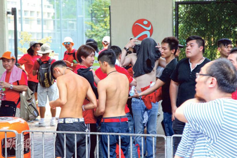 本報記者發現,昨下午約2時,有參加遊行人士甫步出維園,便脫去身上制服,離隊而去。(林俊源攝)數名原身穿「福建社團聯會」橙衣的婆婆(左一、左二、右一)於天后港鐵站的廁所內更衣後離開,其中左一的婆婆指「遊行總站在天后」,故遊行完畢便離開。當記者說終點在中環時,她們無言以對,其後記者問她們是否在維園等得太久才離開,該婆婆說是。(盧翊銘攝) 本報記者發現,昨下午約2時,有參加遊行人士甫步出維園,便脫去身上制服,離隊而去。(林俊源攝)數名原身穿「福建社團聯會」橙衣的婆婆(左一、左二、右一)於天后港鐵站的廁所內更衣後離開,其中左一的婆婆指「遊行總站在天后」,故遊行完畢便離開。當記者說終點在中環時,她們無言以對,其後記者問她們是否在維園等得太久才離開,該婆婆說是。(盧翊銘攝)
