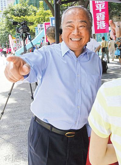 行政會議成員周松崗(圖)昨也有到中環參加「和平獻花」活動。(李紹昌攝) 海洋公園前主席盛智文(圖)昨亦參與遊行,抵終點後更一度站台發言,他說佔中只會令北京更憂慮,認為並非正確做法。(何曉勤攝) 行政會議成員周松崗(圖)昨也有到中環參加「和平獻花」活動。(李紹昌攝) 海洋公園前主席盛智文(圖)昨亦參與遊行,抵終點後更一度站台發言,他說佔中只會令北京更憂慮,認為並非正確做法。(何曉勤攝)