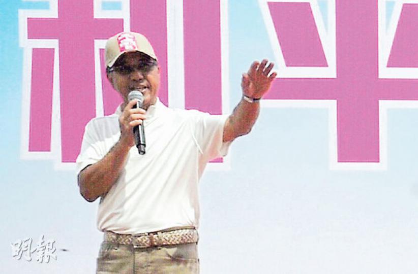 D100電台主持伍家廉昨主持反佔中活動,他稱知悉大會理念,但不回應自己是否反佔中。(葉家豪攝) D100電台主持伍家廉昨主持反佔中活動,他稱知悉大會理念,但不回應自己是否反佔中。(葉家豪攝)