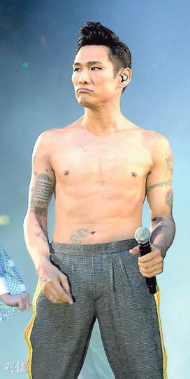 52歲杜德偉依然保持肌肉型身段。(攝影﹕孫華中)杜德偉在台上對太太情深表白,台下欣賞的Ice開心又感動。(攝影﹕孫華中)熱情歌迷把杜德偉幾乎扯入觀眾席。(攝影﹕孫華中)梁家輝(左二)與太太江嘉年(左一)及一對孖女睇騷投入共舞。(攝影﹕孫華中)邱淑貞(右一)受杜德偉歌聲感染,與上山詩鈉(右二)及范姜(左二)聞歌起舞。(攝影﹕孫華中)楊千嬅與丁子高拍拖睇演唱會特別開心。(攝影﹕孫華中)杜德智在台下陪弟弟杜德偉一齊脫掉。 (攝影﹕孫華中) 52歲杜德偉依然保持肌肉型身段。(攝影﹕孫華中)杜德偉在台上對太太情深表白,台下欣賞的Ice開心又感動。(攝影﹕孫華中)熱情歌迷把杜德偉幾乎扯入觀眾席。(攝影﹕孫華中)梁家輝(左二)與太太江嘉年(左一)及一對孖女睇騷投入共舞。(攝影﹕孫華中)邱淑貞(右一)受杜德偉歌聲感染,與上山詩鈉(右二)及范姜(左二)聞歌起舞。(攝影﹕孫華中)楊千嬅與丁子高拍拖睇演唱會特別開心。(攝影﹕孫華中)杜德智在台下陪弟弟杜德偉一齊脫掉。 (攝影﹕孫華中)