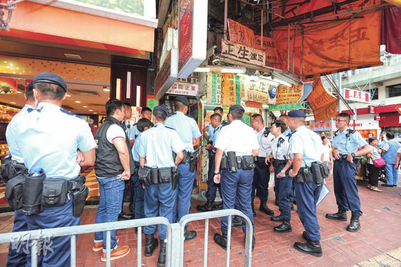 荃灣川龍街昨晨發生謀殺案,大批警員手持盾牌趕至封鎖現場搜捕。(衛永康攝) 荃灣川龍街昨晨發生謀殺案,大批警員手持盾牌趕至封鎖現場搜捕。(衛永康攝)