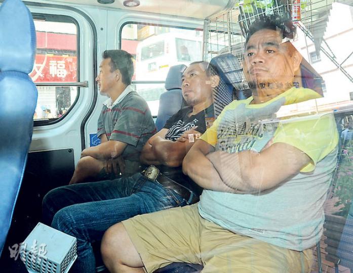 警員事後帶走3名相信是死者親友的尼泊爾裔男子,協助調查。(衛永康攝) 警員事後帶走3名相信是死者親友的尼泊爾裔男子,協助調查。(衛永康攝)