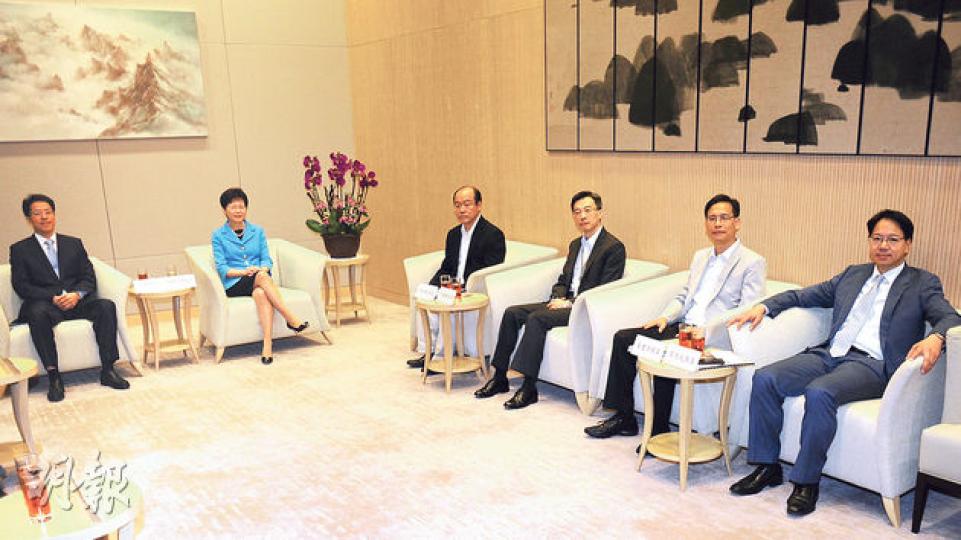 中聯辦主任張曉明(左一)昨日出席第二場跟泛民議員的會面,繼續由政務司長林鄭月娥(左二)主持會議。出席議員包括馮檢基(左三起)、李國麟、葉建源、莫乃光。張曉明今天會與公民黨及工黨議員會面。 (葉家豪攝) 中聯辦主任張曉明(左一)昨日出席第二場跟泛民議員的會面,繼續由政務司長林鄭月娥(左二)主持會議。出席議員包括馮檢基(左三起)、李國麟、葉建源、莫乃光。張曉明今天會與公民黨及工黨議員會面。 (葉家豪攝)