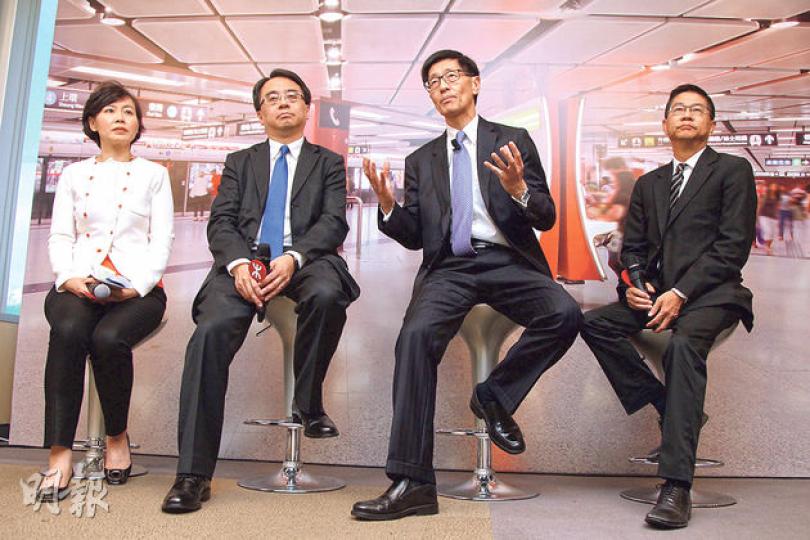 港鐵署理行政總裁梁國權(右二)昨日履新,並隨即連同商務總監楊美珍(左一)、車務總監金澤培(左二)及候任工程總監黃唯銘(右一)會見傳媒。梁國權表示,上任後會致力維持列車準時率,以及改善列車服務。(林俊源攝) 港鐵署理行政總裁梁國權(右二)昨日履新,並隨即連同商務總監楊美珍(左一)、車務總監金澤培(左二)及候任工程總監黃唯銘(右一)會見傳媒。梁國權表示,上任後會致力維持列車準時率,以及改善列車服務。(林俊源攝)