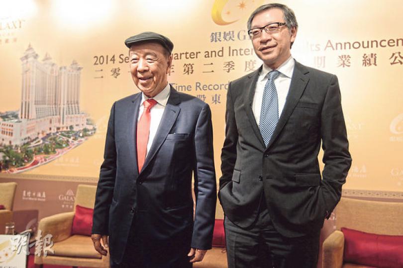 銀娛主席呂志和(左)表明,長遠有計劃送股份給員工以挽留人才,副主席呂耀東(右)則稱送股計劃,可提高員工薪酬20%。(郭慶輝攝) 銀娛主席呂志和(左)表明,長遠有計劃送股份給員工以挽留人才,副主席呂耀東(右)則稱送股計劃,可提高員工薪酬20%。(郭慶輝攝)