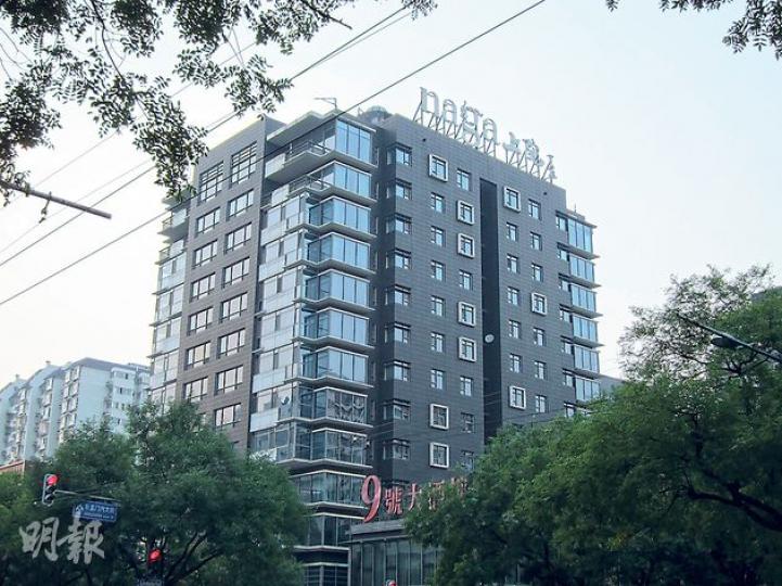 有報道指成龍早年以4000萬台幣購入位於北京東直門內大街的「Naga上院」豪宅,在房祖名28歲生日時送給兒子做禮物,未料變成毒品派對之地。記者昨前往察看,該處雖未有加派保安,但守衛森嚴。(梁榮達攝) 有報道指成龍早年以4000萬台幣購入位於北京東直門內大街的「Naga上院」豪宅,在房祖名28歲生日時送給兒子做禮物,未料變成毒品派對之地。記者昨前往察看,該處雖未有加派保安,但守衛森嚴。(梁榮達攝)