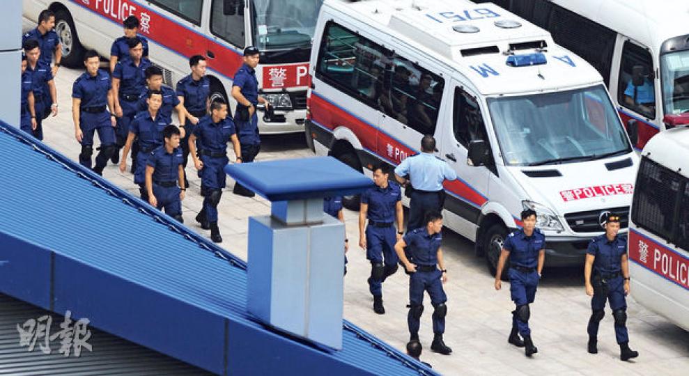 多名機場特警(深藍衣者)昨到警校參與演練。據了解,警方為應付佔中增加人手,以機場特警和反恐特勤隊組成逾百人的特別隊伍,協助抬走體型較大的示威者。(葉家豪攝) 多名機場特警(深藍衣者)昨到警校參與演練。據了解,警方為應付佔中增加人手,以機場特警和反恐特勤隊組成逾百人的特別隊伍,協助抬走體型較大的示威者。(葉家豪攝)
