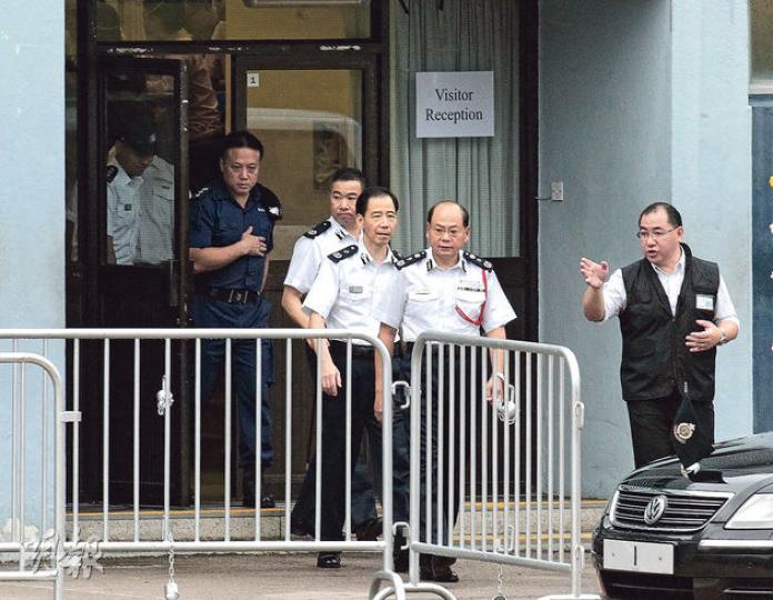 警務處長曾偉雄(右二起)、行動處長黃志雄、助理處長(行動)張德強及機動部隊校長歐陽照剛(深藍衣者),昨全套制服到警察學院視察佔中演練。(李澤彤攝)數名穿著白衣的學警扮演示威者,手持寫上「抗議」的標語跑過有蓋操場,在場有大批警員架起鐵馬戒備,並展示黃色的警告橫額「警察封鎖線 不得越過」。(李澤彤攝) 警務處長曾偉雄(右二起)、行動處長黃志雄、助理處長(行動)張德強及機動部隊校長歐陽照剛(深藍衣者),昨全套制服到警察學院視察佔中演練。(李澤彤攝)數名穿著白衣的學警扮演示威者,手持寫上「抗議」的標語跑過有蓋操場,在場有大批警員架起鐵馬戒備,並展示黃色的警告橫額「警察封鎖線 不得越過」。(李澤彤攝)