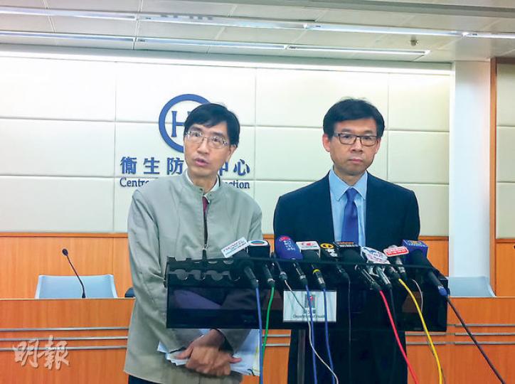 衛生防護中心新發現及動物傳染病科學委員會主席袁國勇(左)表示,本港無法取得伊波拉藥物,建議考慮現有藥物,包括以醫治乳癌及不育的雌性荷爾蒙受體抑制劑作治療,但他強調,上述藥物只於試管及老鼠測試有效,未證實在人體效用,但因藥物較安全,可考慮一試。右為衛生防護中心總監梁挺雄。(邱雅錡攝)(明報製圖) 衛生防護中心新發現及動物傳染病科學委員會主席袁國勇(左)表示,本港無法取得伊波拉藥物,建議考慮現有藥物,包括以醫治乳癌及不育的雌性荷爾蒙受體抑制劑作治療,但他強調,上述藥物只於試管及老鼠測試有效,未證實在人體效用,但因藥物較安全,可考慮一試。右為衛生防護中心總監梁挺雄。(邱雅錡攝)(明報製圖)