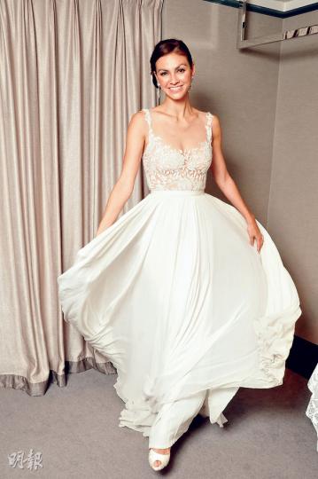 Reem Acra婚紗綴有手工細緻的漂亮花邊配簡約輕盈的裙襬,為新娘製造如仙子般的飄逸出塵美態。(攝影:梁迺楠)Rosemary展示由Trinity Bridal香港代理的紐約名氣設計師Reem Acra 2014新款婚紗,憑自家創作靈感親自構思世上獨一無二的嫁衣。(攝影:梁迺楠)一對準新人均擁有一半東方人血統,故婚禮也會有中式傳統元素。大紅色的Oscar de la Renta晚裝,是她的心水之選。(攝影:梁迺楠) Reem Acra婚紗綴有手工細緻的漂亮花邊配簡約輕盈的裙襬,為新娘製造如仙子般的飄逸出塵美態。(攝影:梁迺楠)Rosemary展示由Trinity Bridal香港代理的紐約名氣設計師Reem Acra 2014新款婚紗,憑自家創作靈感親自構思世上獨一無二的嫁衣。(攝影:梁迺楠)一對準新人均擁有一半東方人血統,故婚禮也會有中式傳統元素。大紅色的Oscar de la Renta晚裝,是她的心水之選。(攝影:梁迺楠)