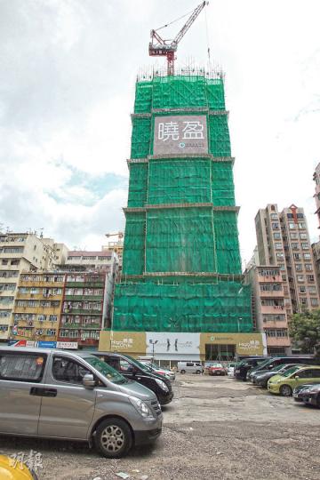 恒地福榮街新盤曉盈,首推50伙,折實平均實呎1.37萬餘元,較長實4月開售同區新盤丰匯的首批折實平均實呎1.02萬元,高逾三成。(林俊源攝)(明報製圖) 恒地福榮街新盤曉盈,首推50伙,折實平均實呎1.37萬餘元,較長實4月開售同區新盤丰匯的首批折實平均實呎1.02萬元,高逾三成。(林俊源攝)(明報製圖)