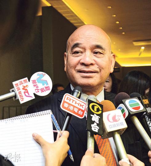 周大福主席鄭家純表示,經過6月份銷售淡季後,集團在8月份銷售已回復正常。一旦民主派佔中,他相信近年大力發起的網上銷售,有助減少集團所受影響。(陳淑安攝) 周大福主席鄭家純表示,經過6月份銷售淡季後,集團在8月份銷售已回復正常。一旦民主派佔中,他相信近年大力發起的網上銷售,有助減少集團所受影響。(陳淑安攝)