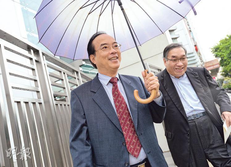 多名港區人大代表昨早到中聯辦開會,與中聯辦副主任殷曉靜會面,港區人大代表馬逢國(左)會後說,確認了12名港區人代列席常委會議的名單。圖右為人大代表馬豪輝。(盧翊銘攝) 多名港區人大代表昨早到中聯辦開會,與中聯辦副主任殷曉靜會面,港區人大代表馬逢國(左)會後說,確認了12名港區人代列席常委會議的名單。圖右為人大代表馬豪輝。(盧翊銘攝)