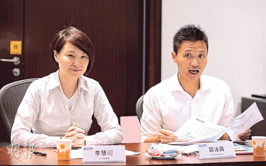民建聯教育政策副發言人鄭泳舜(右)表示,愈來愈多家長反映幼稚園課本較中小學課本更貴,建議當局把學校書簿津貼擴展至幼稚園。左為民建聯立法會議員李慧琼。(李澤彤攝) 民建聯教育政策副發言人鄭泳舜(右)表示,愈來愈多家長反映幼稚園課本較中小學課本更貴,建議當局把學校書簿津貼擴展至幼稚園。左為民建聯立法會議員李慧琼。(李澤彤攝)