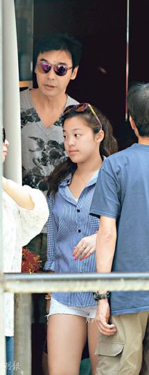 鍾鎮濤與女兒鍾嘉晴一同步出雲吞麵店。(攝影:劉永銳 黃梓烜)鍾鎮濤的兒子鍾嘉浚(右)亦有同行,其身材被Fit爆的B哥哥比下去。(攝影:劉永銳 黃梓烜) 鍾鎮濤與女兒鍾嘉晴一同步出雲吞麵店。(攝影:劉永銳 黃梓烜)鍾鎮濤的兒子鍾嘉浚(右)亦有同行,其身材被Fit爆的B哥哥比下去。(攝影:劉永銳 黃梓烜)