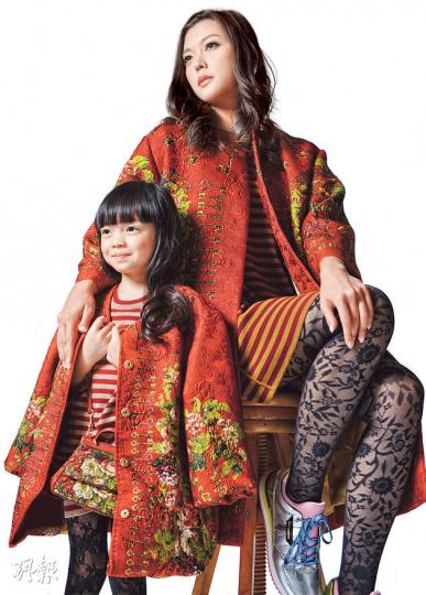Dolce & Gabbana棗紅色印花夾棉oversized大褸 女裝$39,900 / 童裝 $10,900、泥黃色拼棗紅色間條連身裙 女裝$11,700 / 童裝 未定價、金屬色波鞋 女裝 未定價、迷你Miss Sicily兩用手袋 $5300、黑色織花襪褲 女裝及童裝(stylist's own)(黃志東攝)Versace豹紋印花背心連身裙 $12,500、黑色雷射切斷圖案過膝尖頭長靴,未定價、Young Versace黑色漆皮綴金黃色barocco印花雪紡連身裙,未定價、黑色織花襪褲及 Dolce & Gabbana棗紅色印花夾棉oversized大褸 女裝$39,900 / 童裝 $10,900、泥黃色拼棗紅色間條連身裙 女裝$11,700 / 童裝 未定價、金屬色波鞋 女裝 未定價、迷你Miss Sicily兩用手袋 $5300、黑色織花襪褲 女裝及童裝(stylist's own)(黃志東攝)Versace豹紋印花背心連身裙 $12,500、黑色雷射切斷圖案過膝尖頭長靴,未定價、Young Versace黑色漆皮綴金黃色barocco印花雪紡連身裙,未定價、黑色織花襪褲及