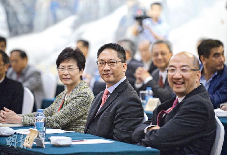 港府「政改三人組」政務司長林鄭月娥(左起)、律政司長袁國強,以及政制及內地事務局長譚志源,昨出席深圳的政改座談會。被問到會議可否收窄中央和泛民的分歧,譚回應說「會議增進大家友誼」。(盧翊銘攝)(明報製圖) 港府「政改三人組」政務司長林鄭月娥(左起)、律政司長袁國強,以及政制及內地事務局長譚志源,昨出席深圳的政改座談會。被問到會議可否收窄中央和泛民的分歧,譚回應說「會議增進大家友誼」。(盧翊銘攝)(明報製圖)