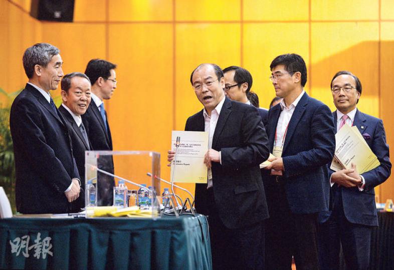 泛民議員馮檢基(左四)帶頭,與議員把170多本泛民民間政改報告及民調結果,直接向全國人大常委會副秘書長兼基本法委員會主任李飛(左一)、港澳辦主任王光亞(左二)及中聯辦主任張曉明(左三)「告狀」,指港府政改諮詢報告「看少了」民間要求「真普選、無篩選」的意見,冀對方可轉交人大常委,全面了解港人意願。(盧翊銘攝)昨日座談會正式開始前,工黨議員何秀蘭(前右)向人大常委會副秘書長兼基本法委員會主任李飛(左)送上1944年《新華日報》社論剪報影印本,內容是反對被選舉權受限制。(盧翊銘攝) 泛民議員馮檢基(左四)帶頭,與議員把170多本泛民民間政改報告及民調結果,直接向全國人大常委會副秘書長兼基本法委員會主任李飛(左一)、港澳辦主任王光亞(左二)及中聯辦主任張曉明(左三)「告狀」,指港府政改諮詢報告「看少了」民間要求「真普選、無篩選」的意見,冀對方可轉交人大常委,全面了解港人意願。(盧翊銘攝)昨日座談會正式開始前,工黨議員何秀蘭(前右)向人大常委會副秘書長兼基本法委員會主任李飛(左)送上1944年《新華日報》社論剪報影印本,內容是反對被選舉權受限制。(盧翊銘攝)