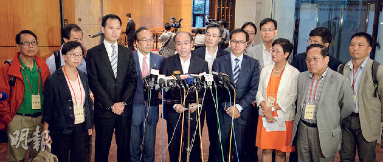 14名立法會泛民議員昨日與中央官員會面談政改,他們指會面未收窄雙方分歧,但期望未來雙方可繼續溝通。前排左起為何秀蘭、郭榮鏗、梁家傑、馮檢基、李國麟、梁繼昌、黃碧雲及何俊仁,後排左起為張國柱、張超雄,後排右起為胡志偉、單仲偕、葉建源及莫乃光。(盧翊銘攝) 14名立法會泛民議員昨日與中央官員會面談政改,他們指會面未收窄雙方分歧,但期望未來雙方可繼續溝通。前排左起為何秀蘭、郭榮鏗、梁家傑、馮檢基、李國麟、梁繼昌、黃碧雲及何俊仁,後排左起為張國柱、張超雄,後排右起為胡志偉、單仲偕、葉建源及莫乃光。(盧翊銘攝)