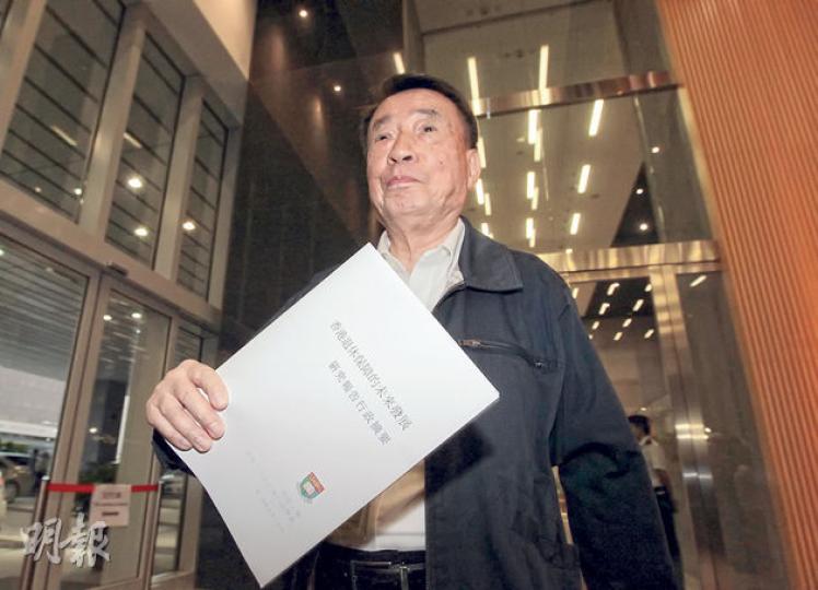 港大教授周永新昨日出席電台節目,講解其研究團隊建議的老年金方案,對於外界有人認為方案是養懶人,他指這些說法是侮辱老人。(李澤彤攝) 港大教授周永新昨日出席電台節目,講解其研究團隊建議的老年金方案,對於外界有人認為方案是養懶人,他指這些說法是侮辱老人。(李澤彤攝)