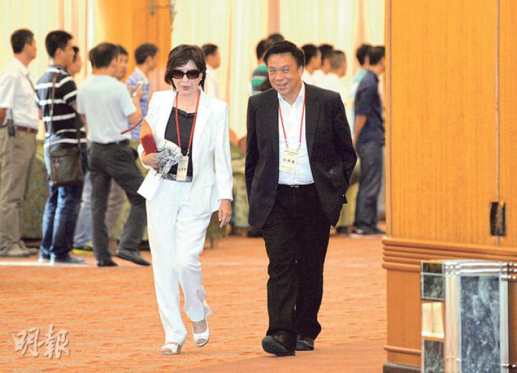 民建聯蔣麗芸(左)同鍾樹根(右)喺政改座談會後春風滿臉咁離場。對於座談會發言情景被泛民梁繼昌拍下即時上載facebook取笑,樹根反指梁「無聊」。(盧翊銘攝) 民建聯蔣麗芸(左)同鍾樹根(右)喺政改座談會後春風滿臉咁離場。對於座談會發言情景被泛民梁繼昌拍下即時上載facebook取笑,樹根反指梁「無聊」。(盧翊銘攝)