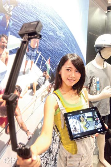 自拍成潮流,電腦通訊節出售嘅產品就包括俗稱「自拍神器」設備,相片亦可透過設備傳送至附近的手機或平板裝置。(郭慶輝攝) 自拍成潮流,電腦通訊節出售嘅產品就包括俗稱「自拍神器」設備,相片亦可透過設備傳送至附近的手機或平板裝置。(郭慶輝攝)