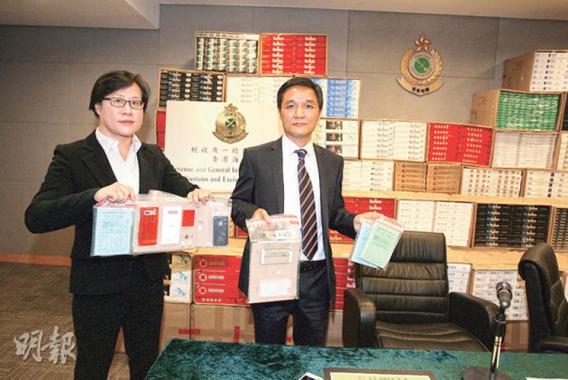 海關展示行動中檢獲的私煙,指涉及應課稅額達180萬元。 (伍浦鋒攝) 海關展示行動中檢獲的私煙,指涉及應課稅額達180萬元。 (伍浦鋒攝)