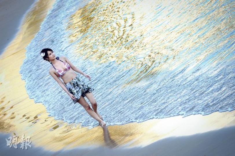 淺水灣的夕陽下,海邊似鋪了一層黃金沙,劉思希踏着浪,更覺詩情畫意。(攝影﹕劉永銳、林祖傑)網民將劉思希的喊樣與胡杏兒似石神的囧樣照片作對比,思希不但沒有不開心,反而覺得好搞笑。(攝影﹕劉永銳、林祖傑)現時單身的劉思希擇偶首重風趣幽默。(攝影﹕劉永銳、林祖傑)(攝影﹕劉永銳、林祖傑) 淺水灣的夕陽下,海邊似鋪了一層黃金沙,劉思希踏着浪,更覺詩情畫意。(攝影﹕劉永銳、林祖傑)網民將劉思希的喊樣與胡杏兒似石神的囧樣照片作對比,思希不但沒有不開心,反而覺得好搞笑。(攝影﹕劉永銳、林祖傑)現時單身的劉思希擇偶首重風趣幽默。(攝影﹕劉永銳、林祖傑)(攝影﹕劉永銳、林祖傑)