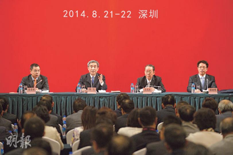 基本法委員會副主任張榮順(左起)、全國人大常委會副秘書長兼基本法委員會主任李飛、國務院港澳辦主任王光亞,以及中聯辦主任張曉明,昨日完成最後一場在深圳舉行的政改座談會。李飛表示,會如實向人大常委匯報收集得的意見。(盧翊銘攝)(明報製圖)「13學者方案」提倡人之一廖柏偉(前)會後表示,李飛沒有直接提到特首候選人須獲過半數提名門檻,認為在這方面仍有商討空間。(盧翊銘攝) 基本法委員會副主任張榮順(左起)、全國人大常委會副秘書長兼基本法委員會主任李飛、國務院港澳辦主任王光亞,以及中聯辦主任張曉明,昨日完成最後一場在深圳舉行的政改座談會。李飛表示,會如實向人大常委匯報收集得的意見。(盧翊銘攝)(明報製圖)「13學者方案」提倡人之一廖柏偉(前)會後表示,李飛沒有直接提到特首候選人須獲過半數提名門檻,認為在這方面仍有商討空間。(盧翊銘攝)