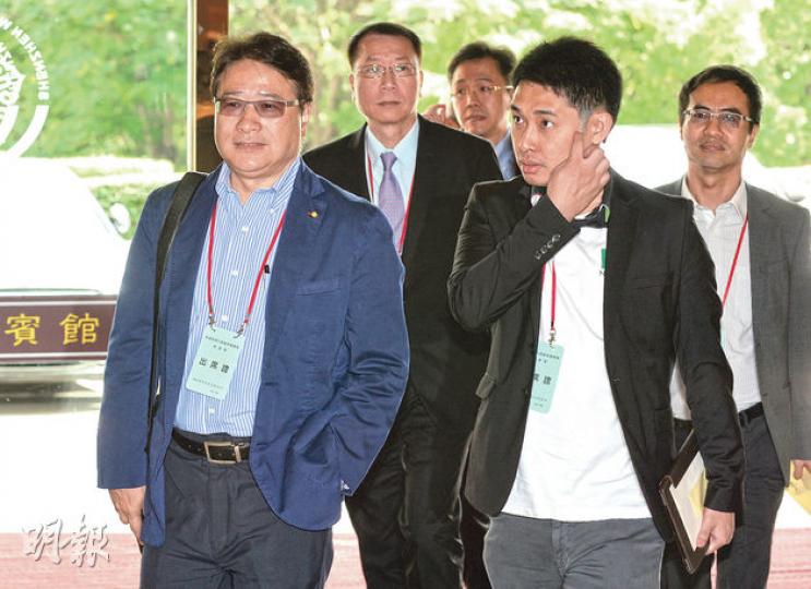 295名各界人士及選委出席昨日的政制座談會,包括政改民意關注組代表李華明(前左)、「18學者方案」發起人之一方志恒(前右)及教協會長馮偉華(右)。(盧翊銘攝) 295名各界人士及選委出席昨日的政制座談會,包括政改民意關注組代表李華明(前左)、「18學者方案」發起人之一方志恒(前右)及教協會長馮偉華(右)。(盧翊銘攝)