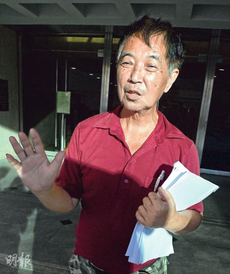 長洲居民郭卓堅(圖)手執厚厚的申請書,表明認同公民推薦特首候選人,如某人獲一定數量市民提名,便應有機會「入閘」,就算以此方法再次選出梁振英為特首,他也心甘情願。(何偉畧攝) 長洲居民郭卓堅(圖)手執厚厚的申請書,表明認同公民推薦特首候選人,如某人獲一定數量市民提名,便應有機會「入閘」,就算以此方法再次選出梁振英為特首,他也心甘情願。(何偉畧攝)