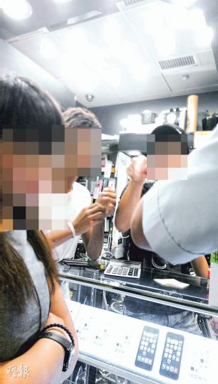 女事主林小姐(左一)在先達廣場地下「樂天科技」手機舖買到假iPhone 5s,兩名職員堅拒退款,更不停以粗口辱罵林小姐,其中穿白衣的店員昨被海關拘捕。(明報記者攝)海關昨搜查先達「樂天科技」手機舖,檢走店內11部假iPhone,21歲店員(右二)及26歲店東沈×偉被戴上手銬拘捕。其間,一名身穿紫色衣服的婦人喝斥海關人員說:「唔使鎖呀嘛? 女事主林小姐(左一)在先達廣場地下「樂天科技」手機舖買到假iPhone 5s,兩名職員堅拒退款,更不停以粗口辱罵林小姐,其中穿白衣的店員昨被海關拘捕。(明報記者攝)海關昨搜查先達「樂天科技」手機舖,檢走店內11部假iPhone,21歲店員(右二)及26歲店東沈×偉被戴上手銬拘捕。其間,一名身穿紫色衣服的婦人喝斥海關人員說:「唔使鎖呀嘛?