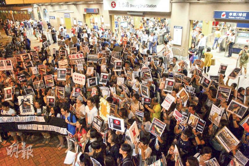 逾百市民入夜後搭港鐵到上水示威,譴責港鐵不尊重生命,集會人士至晚上9時多陸續散去。(林俊源攝)港鐵車務總監金澤培昨在港鐵總部接收請願信,就有狗被輾斃致歉並向「未雪」獻花,金發言期間多次被打斷。(鄧宗弘攝) 逾百市民入夜後搭港鐵到上水示威,譴責港鐵不尊重生命,集會人士至晚上9時多陸續散去。(林俊源攝)港鐵車務總監金澤培昨在港鐵總部接收請願信,就有狗被輾斃致歉並向「未雪」獻花,金發言期間多次被打斷。(鄧宗弘攝)