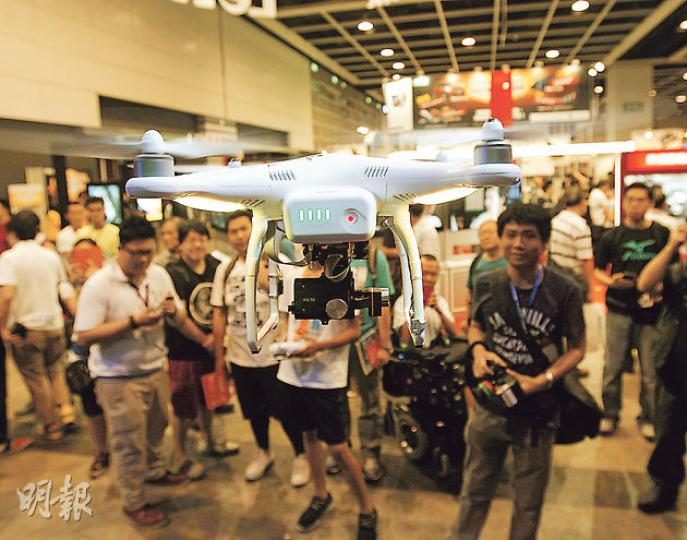 高空拍攝近年大熱,「香港電腦通訊節」場內有參展商使用飛行拍攝器,多角度捕捉場內情况,亦有攤位售賣此類產品。(李紹昌攝) 高空拍攝近年大熱,「香港電腦通訊節」場內有參展商使用飛行拍攝器,多角度捕捉場內情况,亦有攤位售賣此類產品。(李紹昌攝)
