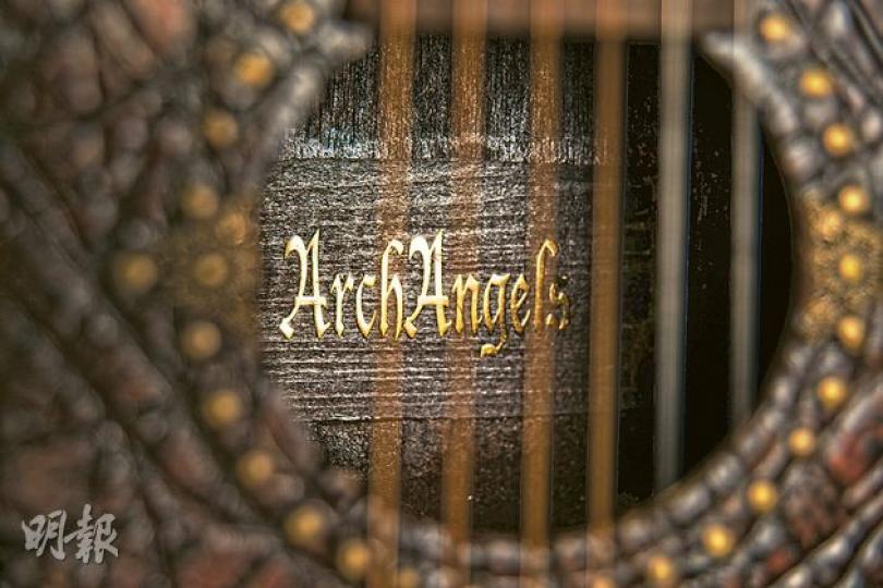 ArchAngels每支結他都有logo,但不會有編號。(黃志東攝)仿皮製電木結他 - 這把尼龍線電木結他名為Barachiel,表面實木雲杉木雕刻成皮紋。因很多人想要一把皮製木結他,但皮會吸音,所以不可真的用皮,他便在木上雕出皮紋,感覺比皮更有格調。L.R.Baggs Element拾音器。($12,800)(黃志東攝)復古結他 - 這支名為Steam Punk。1970年代興起以蒸氣及齒輪為藝術題材,那時藝術家會以齒輪來表現運作電腦等媒體,此結他便用了兩者為題,其用上桃花心木及銅配件製作。( ArchAngels每支結他都有logo,但不會有編號。(黃志東攝)仿皮製電木結他 - 這把尼龍線電木結他名為Barachiel,表面實木雲杉木雕刻成皮紋。因很多人想要一把皮製木結他,但皮會吸音,所以不可真的用皮,他便在木上雕出皮紋,感覺比皮更有格調。L.R.Baggs Element拾音器。($12,800)(黃志東攝)復古結他 - 這支名為Steam Punk。1970年代興起以蒸氣及齒輪為藝術題材,那時藝術家會以齒輪來表現運作電腦等媒體,此結他便用了兩者為題,其用上桃花心木及銅配件製作。(