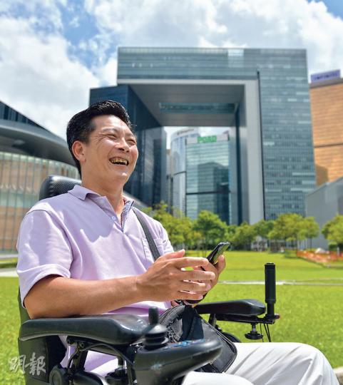 ALS患者胡文彪病發前是「門常開」地盤工人,昨日首次重訪其「製成品」,他興奮地拿手機拍照留念。面對絕症,他說:「唔好諗,諗都無用,只可以接受,諗得多轉牛角尖,(情况)會轉差。去到有啲位upset就要停喇,如果唔係好易諗唔開。」(鄧宗弘攝) ALS患者胡文彪病發前是「門常開」地盤工人,昨日首次重訪其「製成品」,他興奮地拿手機拍照留念。面對絕症,他說:「唔好諗,諗都無用,只可以接受,諗得多轉牛角尖,(情况)會轉差。去到有啲位upset就要停喇,如果唔係好易諗唔開。」(鄧宗弘攝)