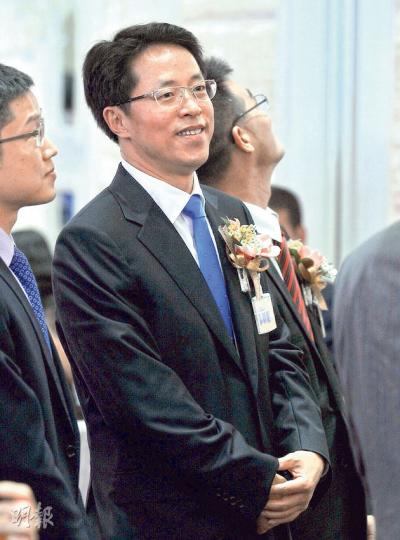 中聯辦主任張曉明(圖)昨日出席新一代文化協會40周年會慶,致辭時大談政改,他總結近日3場政改座談會,指會場內主張依照基本法和人大常委會有關決定處理政改問題的聲音要大得多,主張按照「國際標準」規定普選辦法的聲音要小得多。他離開時未有回應傳媒提問。(葉家豪攝) 中聯辦主任張曉明(圖)昨日出席新一代文化協會40周年會慶,致辭時大談政改,他總結近日3場政改座談會,指會場內主張依照基本法和人大常委會有關決定處理政改問題的聲音要大得多,主張按照「國際標準」規定普選辦法的聲音要小得多。他離開時未有回應傳媒提問。(葉家豪攝)