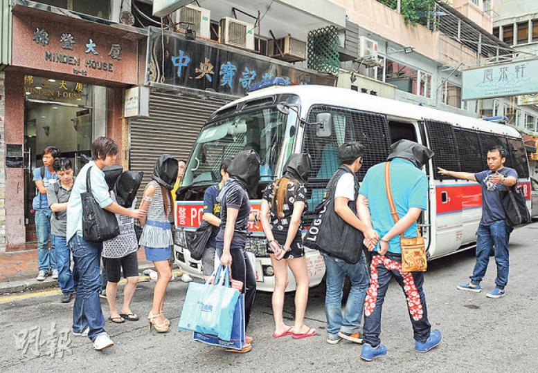 探員突擊搜查尖沙嘴棉登徑一間無牌樓上酒吧,把多名男女帶走調查。 (蔡方山攝) 探員突擊搜查尖沙嘴棉登徑一間無牌樓上酒吧,把多名男女帶走調查。 (蔡方山攝)