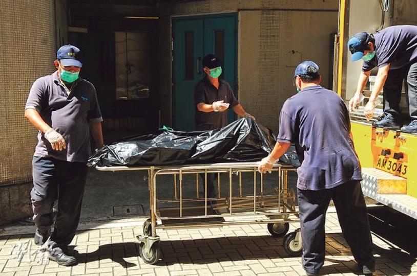 中年婦與夫爭執後,在田灣邨寓所自縊身亡,其遺體舁送殮房處理。(林智傑攝) 中年婦與夫爭執後,在田灣邨寓所自縊身亡,其遺體舁送殮房處理。(林智傑攝)
