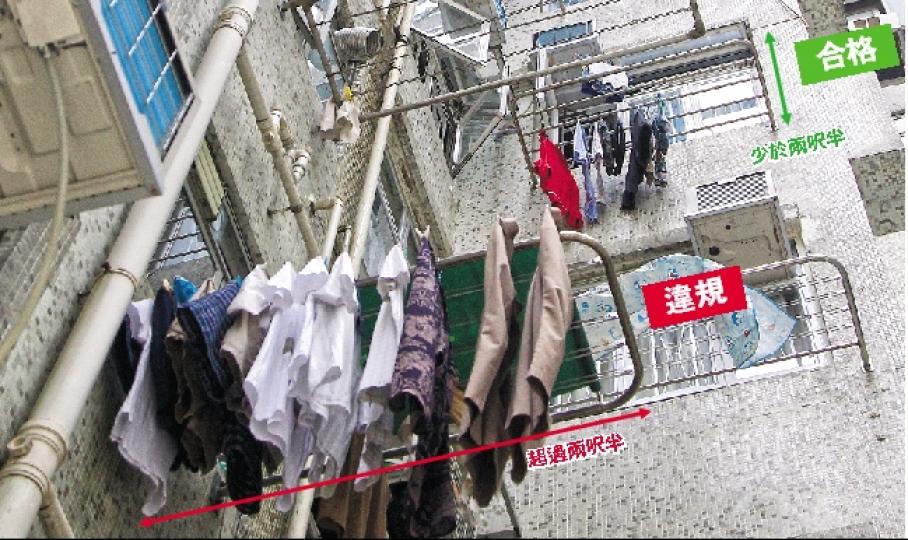 土瓜灣嘉景花園逾200伙住戶，裝有伸出逾75厘米（約兩呎半）的晾衫架（圖左），被屋宇署下令清拆，否則會遭檢椌。同一屋苑的部分單位，則安裝了較短及合格的晾衣架（圖右）。（林俊源攝）