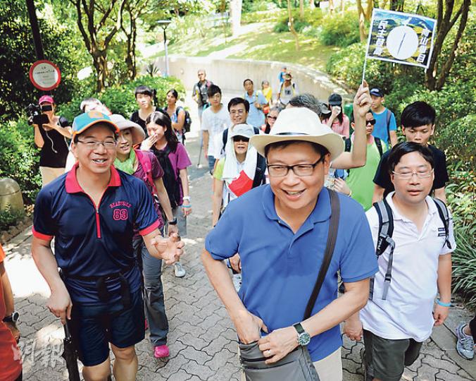 佔中發起人之一陳健民（中）和公專聯莫乃光（左）噚日帶領登高參加者一起喺香港公園出發，步行去山頂公園。陳健民未行出香港公園已經汗流浹背。（葉家豪攝）戴耀廷雖然一身行山裝，但其實佢脊椎勞損唔可以行晒全程，唯有喺起點同終點打氣。（葉家豪攝） 