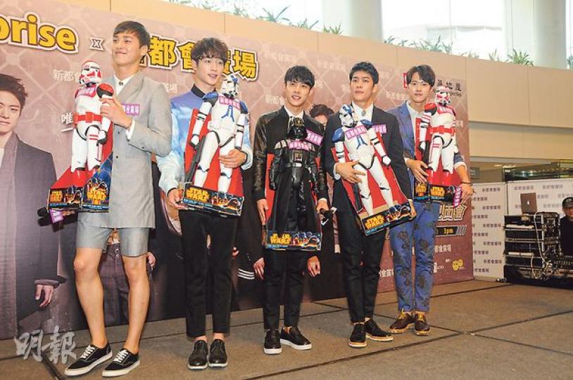（左起）李泰煥、徐康俊、唯一、姜泰伍及孔明組成的Surprise，以演戲為主，是較少有的演員組合。（攝影：梁迺楠、孫華中）台灣組合Lollipop F成員敖犬。（攝影：梁迺楠、孫華中）Surprise與粉絲玩完遊戲後都送上熱情擁抱。（攝影：梁迺楠、孫華中）唯一（上）跟姜泰伍（下）躺地演繹「人工呼吸」。（攝影：梁迺楠、孫華中）Surprise首度訪港即獲影迷熱情支持，令他們受寵若驚。（攝影：梁迺楠、孫華中）Surprise在機場引起哄動，幾經擾攘才能站定給傳媒拍照。（攝影：梁迺楠、孫華中）孔明與粉