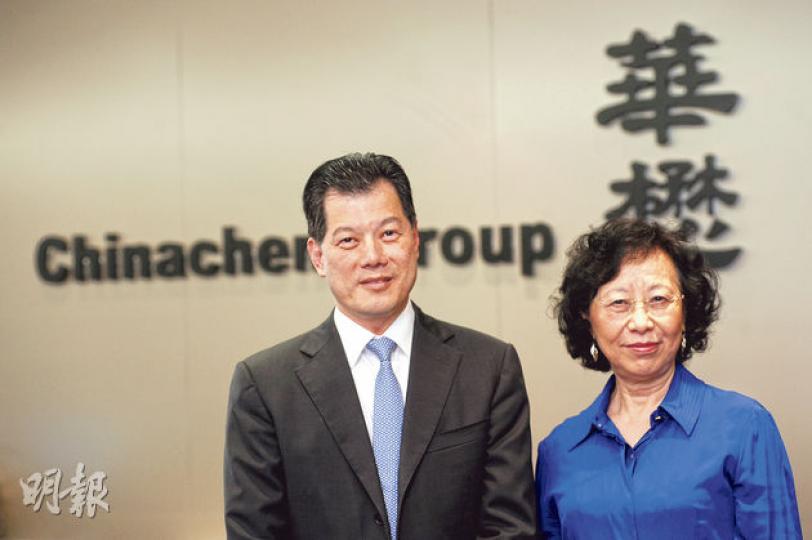 華懋行政總裁楊光(左)稱,公司將斥逾28億元重建港島3幢商廈,打造成全新綠色建築項目。旁為華懋執行董事兼市務部總監龔中心。(胡景禧攝) 華懋行政總裁楊光(左)稱,公司將斥逾28億元重建港島3幢商廈,打造成全新綠色建築項目。旁為華懋執行董事兼市務部總監龔中心。(胡景禧攝)