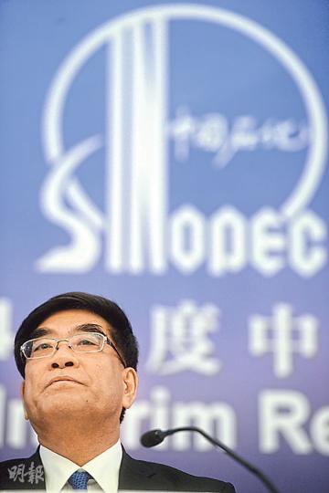 中石化董事長傅成玉透露,集團出售零售業務股權獲37個財團競投,他希望把傳統加油站與電子商貿及移動互聯網結合。(黃志東攝) 中石化董事長傅成玉透露,集團出售零售業務股權獲37個財團競投,他希望把傳統加油站與電子商貿及移動互聯網結合。(黃志東攝)