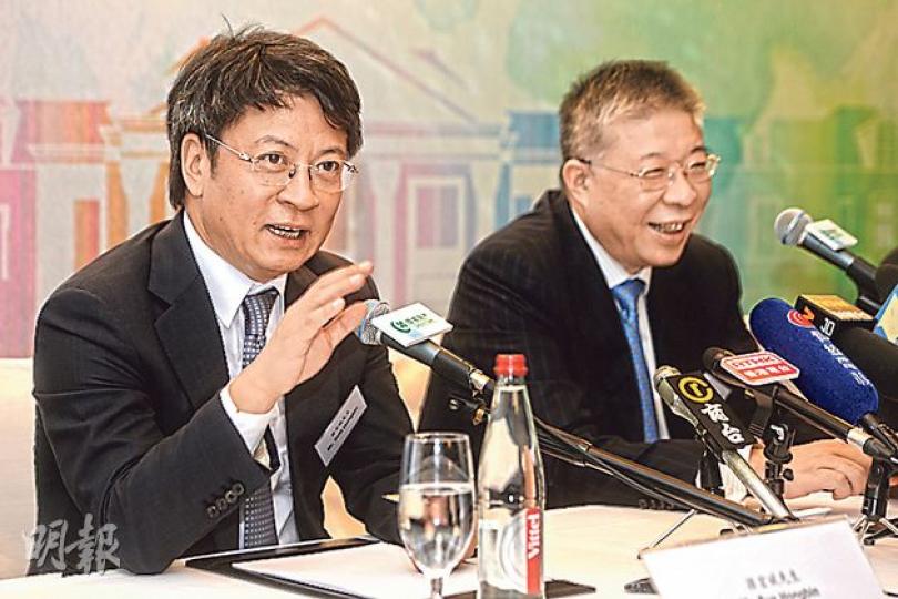 融創董事長孫宏斌(左)昨日現身綠城業績會,與綠城副主席兼行政總裁壽柏年(右)一起否認融創收購綠城涉一致行動,認為不用提出全購。(黃志東攝) 融創董事長孫宏斌(左)昨日現身綠城業績會,與綠城副主席兼行政總裁壽柏年(右)一起否認融創收購綠城涉一致行動,認為不用提出全購。(黃志東攝)