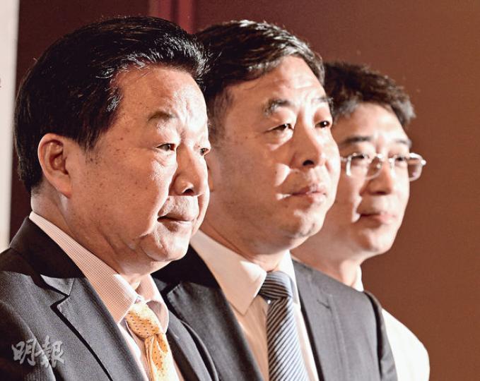 國美總裁王俊洲(中)稱電子商務虧損逐季收窄。左為主席張大中,右為國美在線董事長牟貴先。(劉焌陶攝) 國美總裁王俊洲(中)稱電子商務虧損逐季收窄。左為主席張大中,右為國美在線董事長牟貴先。(劉焌陶攝)