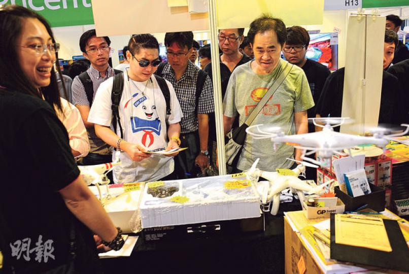 在灣仔會展的電腦展,有商戶出售的航拍機大受歡迎,展覽期間約1000台存貨全部售出,買家需預訂。圖中飛行中的航拍機只供顧客試玩。(葉家豪攝) 在灣仔會展的電腦展,有商戶出售的航拍機大受歡迎,展覽期間約1000台存貨全部售出,買家需預訂。圖中飛行中的航拍機只供顧客試玩。(葉家豪攝)