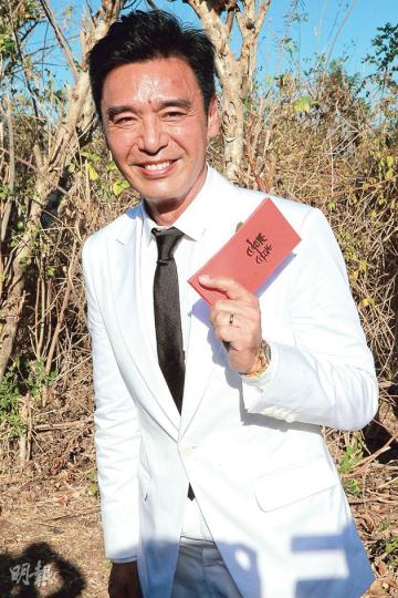 鍾鎮濤開心派利市,更不經意展示手上的結婚戒指。(攝影/記者﹕劉永銳)在酒店舉行派對慶祝,並安排放了1分鐘煙花。(攝影/記者﹕劉永銳)傳媒往峇里採訪鍾鎮濤婚禮,卻被當地警員送到警署招呼。(攝影/記者﹕劉永銳)酒店附近的山路也有保安站崗阻截記者。(攝影/記者﹕劉永銳)新郎阿B未出場,由保安拿着木棍現身揮舞,佢想點呢?(攝影/記者﹕劉永銳) 鍾鎮濤開心派利市,更不經意展示手上的結婚戒指。(攝影/記者﹕劉永銳)在酒店舉行派對慶祝,並安排放了1分鐘煙花。(攝影/記者﹕劉永銳)傳媒往峇里採訪鍾鎮濤婚禮,卻被當地警員送到警署招呼。(攝影/記者﹕劉永銳)酒店附近的山路也有保安站崗阻截記者。(攝影/記者﹕劉永銳)新郎阿B未出場,由保安拿着木棍現身揮舞,佢想點呢?(攝影/記者﹕劉永銳)